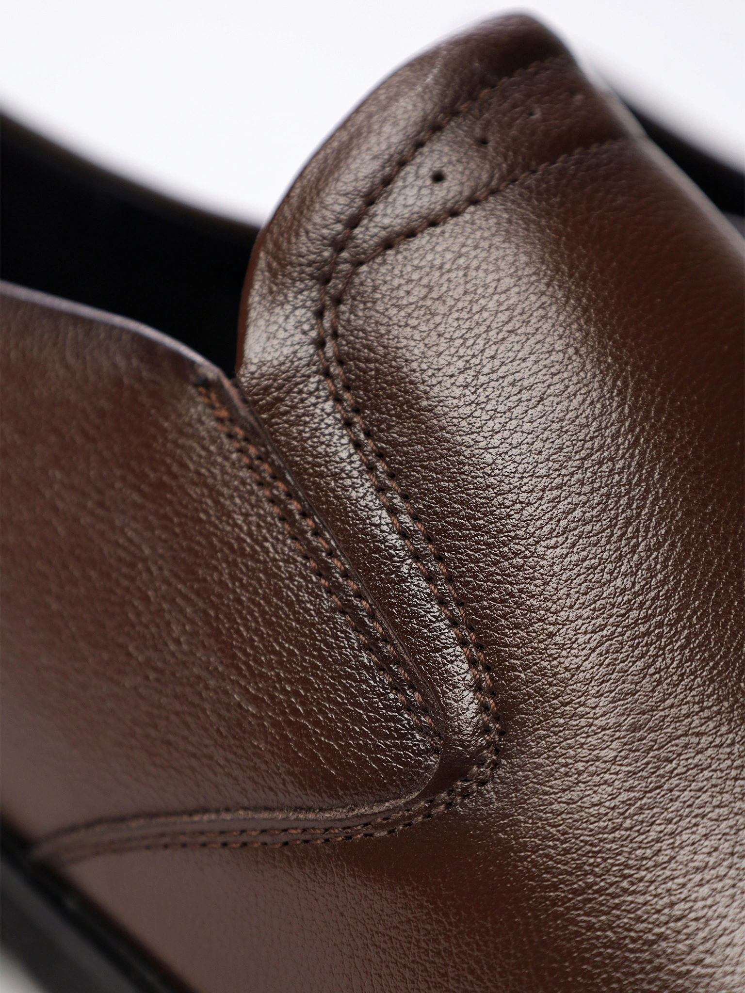 Туфли коричневого цвета с эластичными вставками на низком каблуке